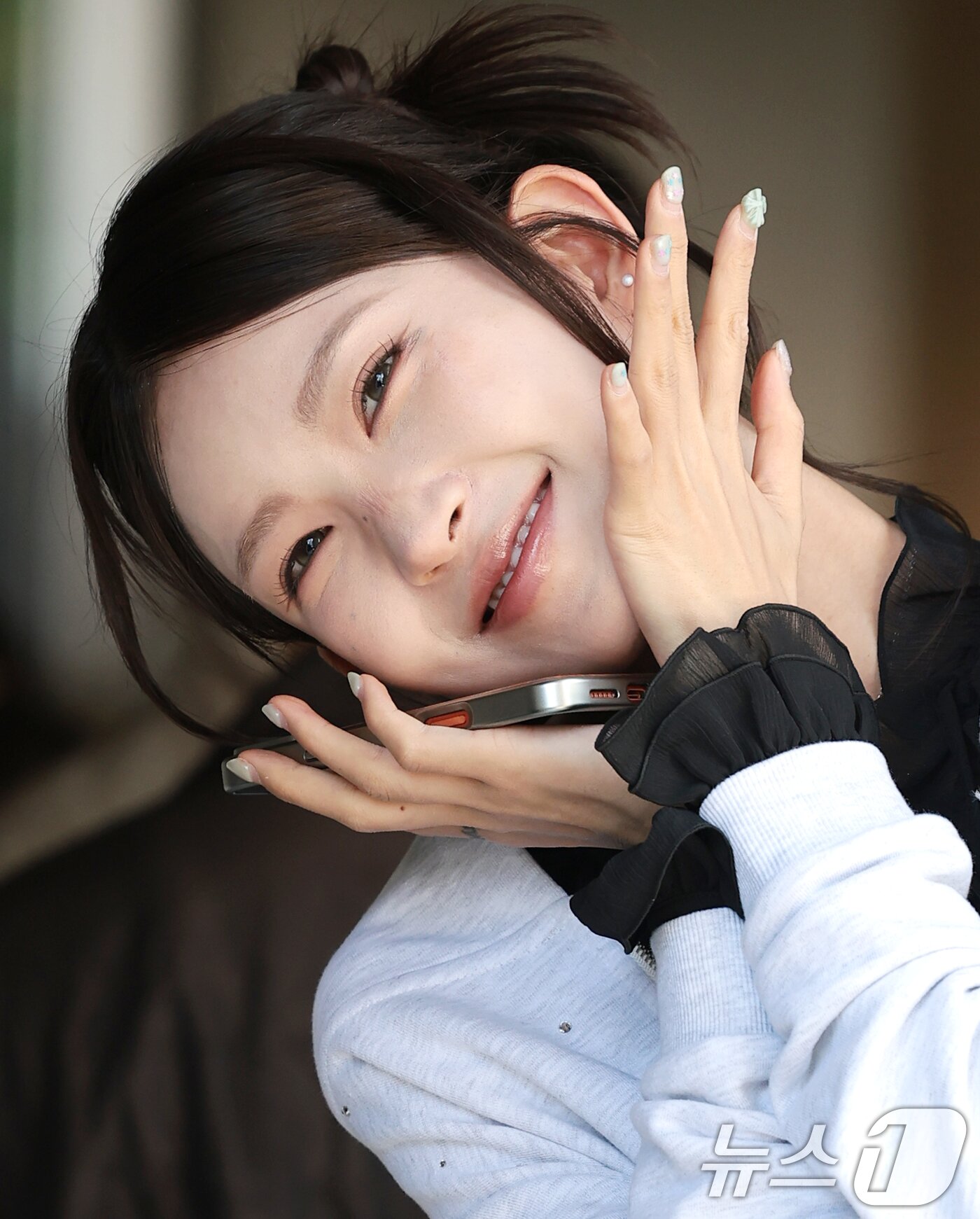 본문 이미지 - 인플루언서 최준희가 24일 성동구 성수동 더블유미션에서 열린 ‘홀리넘버세븐과 코타로 타니야마의 콜라보 팝업 전시’에 참석해 사랑스러운 포즈를 취하고 있다. ⓒ 뉴스1 권현진 기자