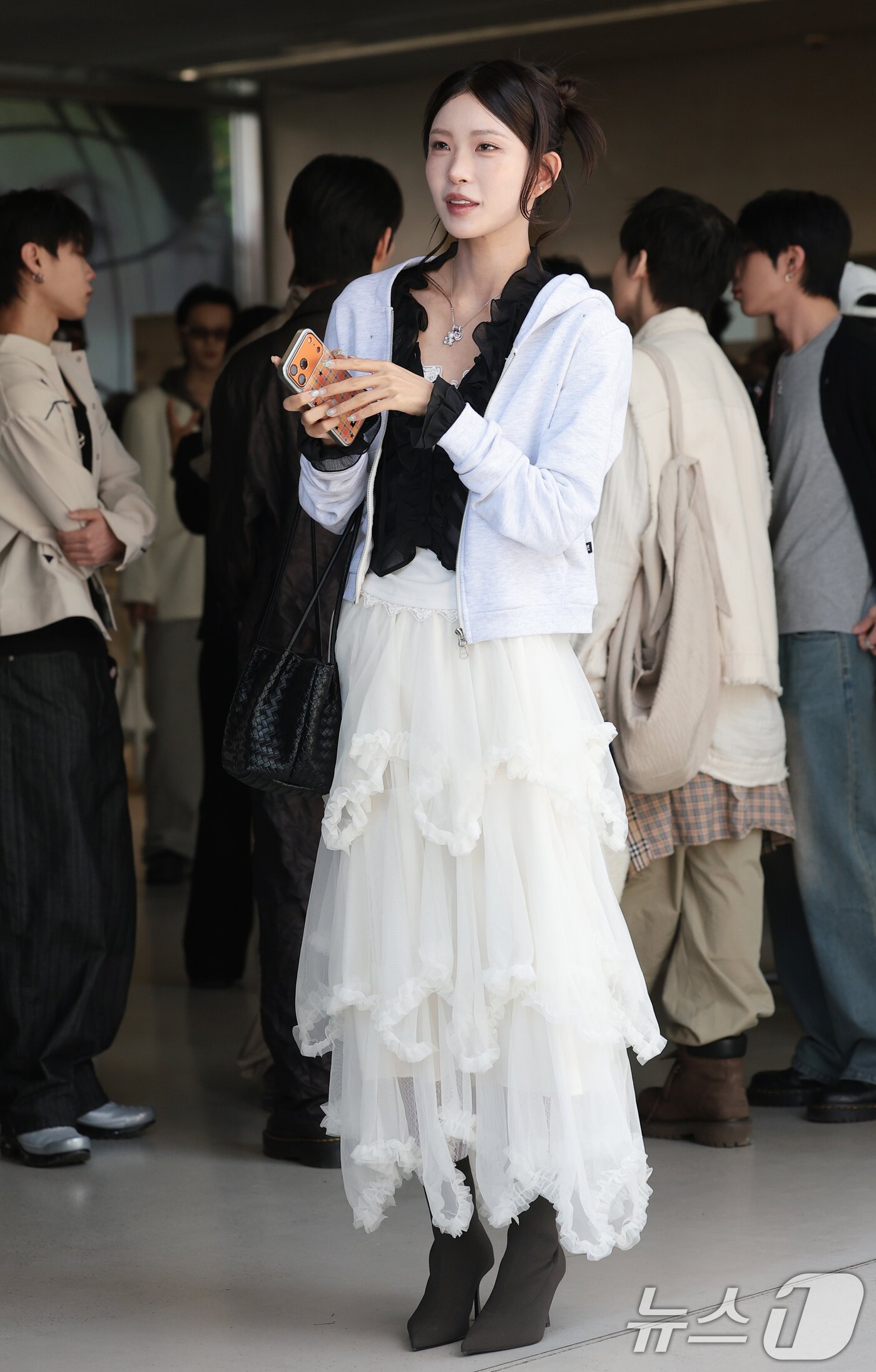 본문 이미지 - 인플루언서 최준희가 24일 성동구 성수동 더블유미션에서 열린 ‘홀리넘버세븐과 코타로 타니야마의 콜라보 팝업 전시’에 참석해 매력을 발산하고 있다.ⓒ 뉴스1 권현진 기자