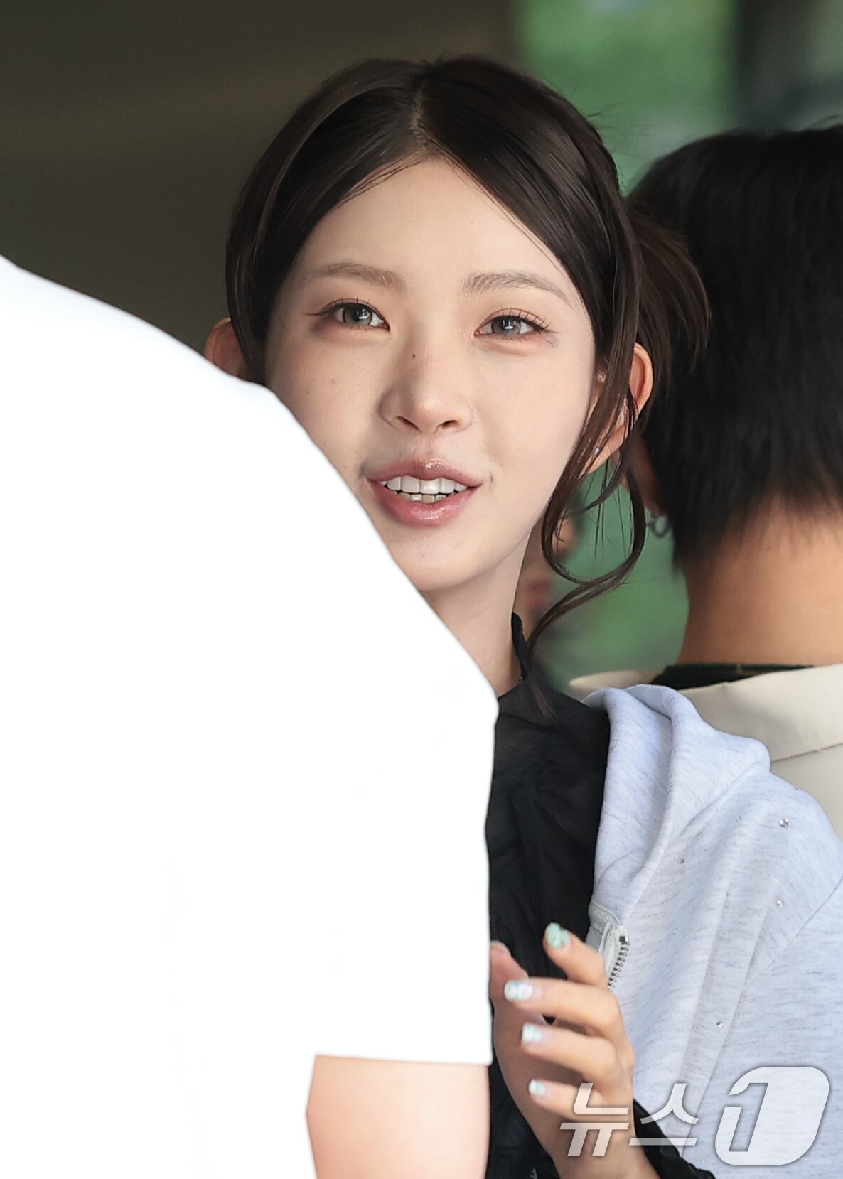 본문 이미지 - 인플루언서 최준희가 24일 성동구 성수동 더블유미션에서 열린 ‘홀리넘버세븐과 코타로 타니야마의 콜라보 팝업 전시’에 참석해 인사를 하고 있다. ⓒ 뉴스1 권현진 기자