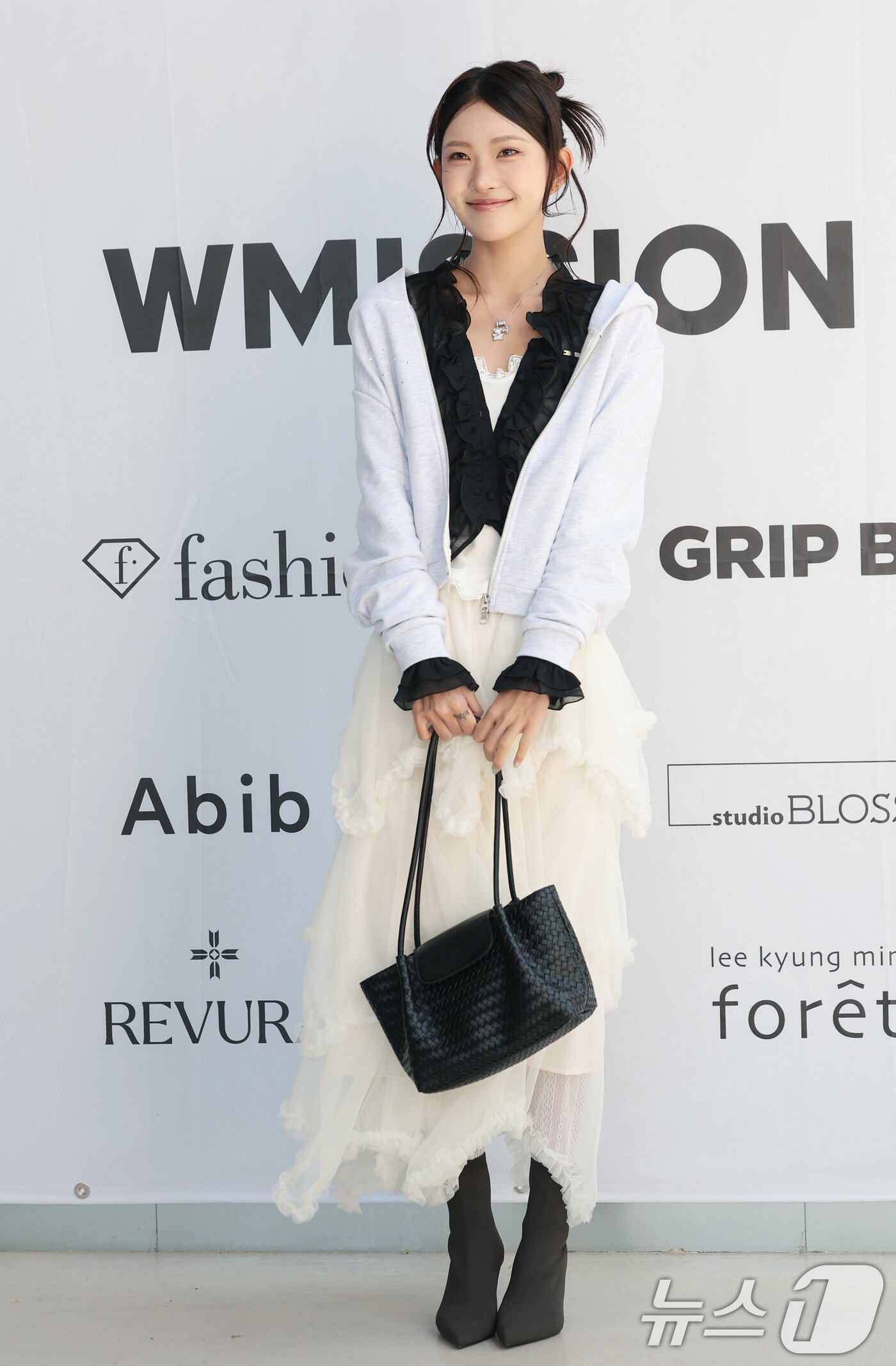 본문 이미지 - 인플루언서 최준희가 24일 성동구 성수동 더블유미션에서 열린 ‘홀리넘버세븐과 코타로 타니야마의 콜라보 팝업 전시’에 참석해 예쁜 미소를 짓고 있다. ⓒ 뉴스1 권현진 기자