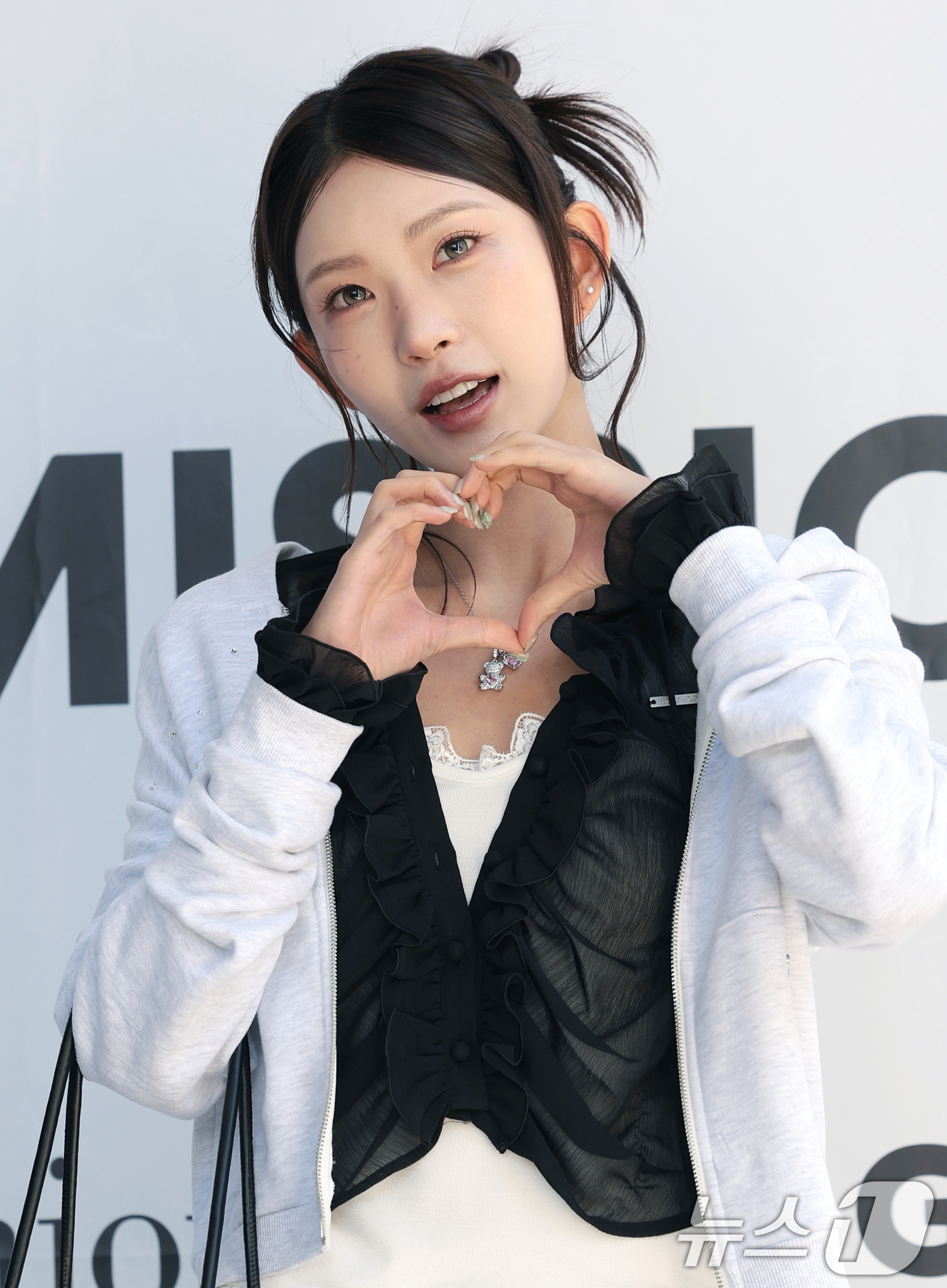 (서울=뉴스1) 권현진 기자 = 인플루언서 최준희가 24일 성동구 성수동 더블유미션에서 열린 ‘홀리넘버세븐과 코타로 타니야마의 콜라보 팝업 전시’에 참석해 포즈를 취하고 있다. 2 …