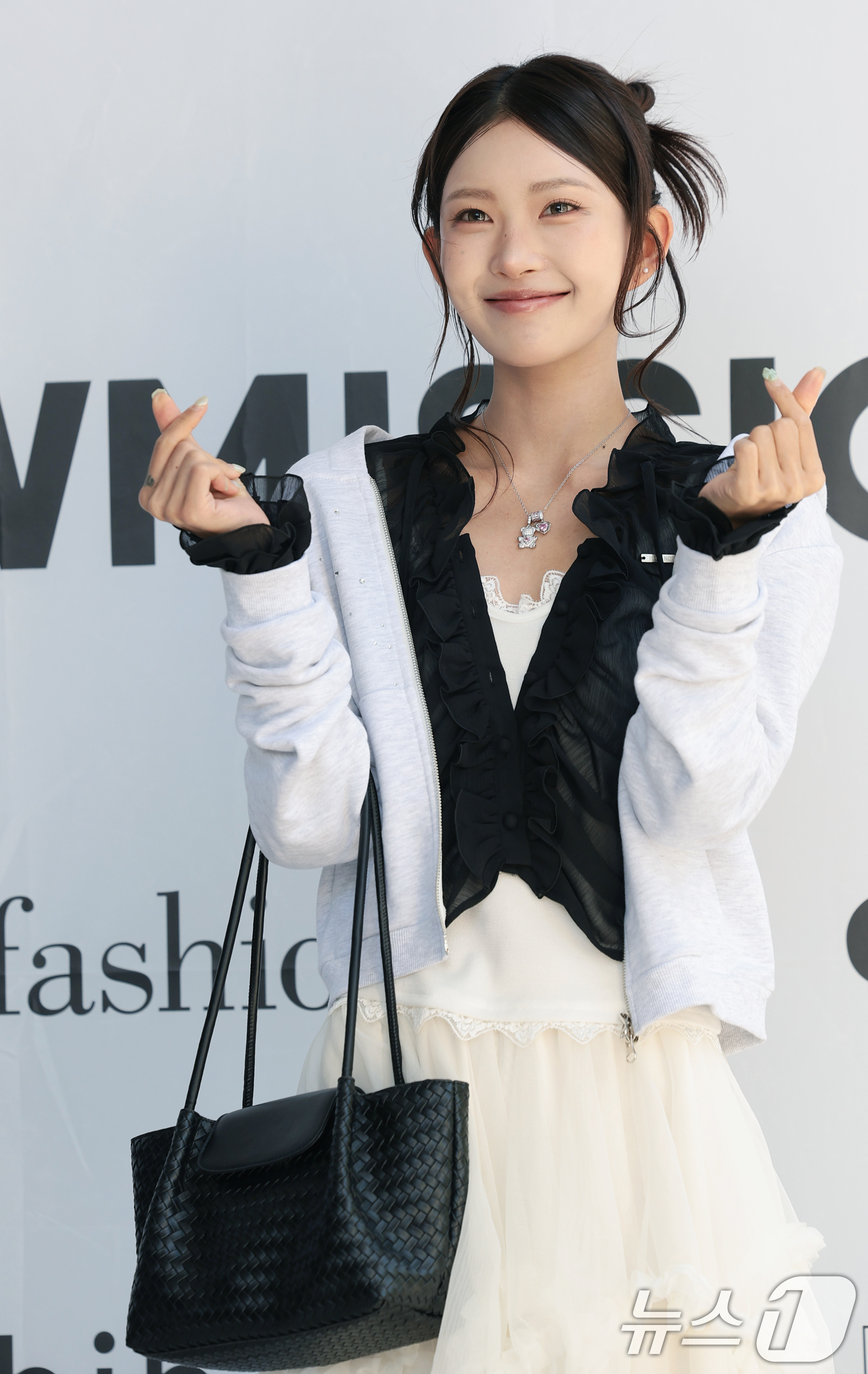 (서울=뉴스1) 권현진 기자 = 인플루언서 최준희가 24일 성동구 성수동 더블유미션에서 열린 ‘홀리넘버세븐과 코타로 타니야마의 콜라보 팝업 전시’에 참석해 포즈를 취하고 있다. 2 …