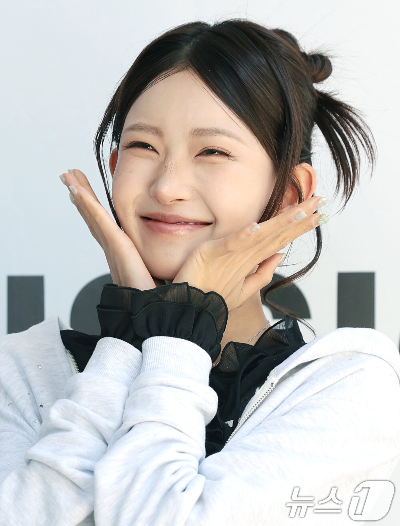 본문 이미지 - 인플루언서 최준희가 24일 성동구 성수동 더블유미션에서 열린 ‘홀리넘버세븐과 코타로 타니야마의 콜라보 팝업 전시’에 참석해 사랑스러운 꽃받침 포즈를 취하고 있다. ⓒ 뉴스1 권현진 기자