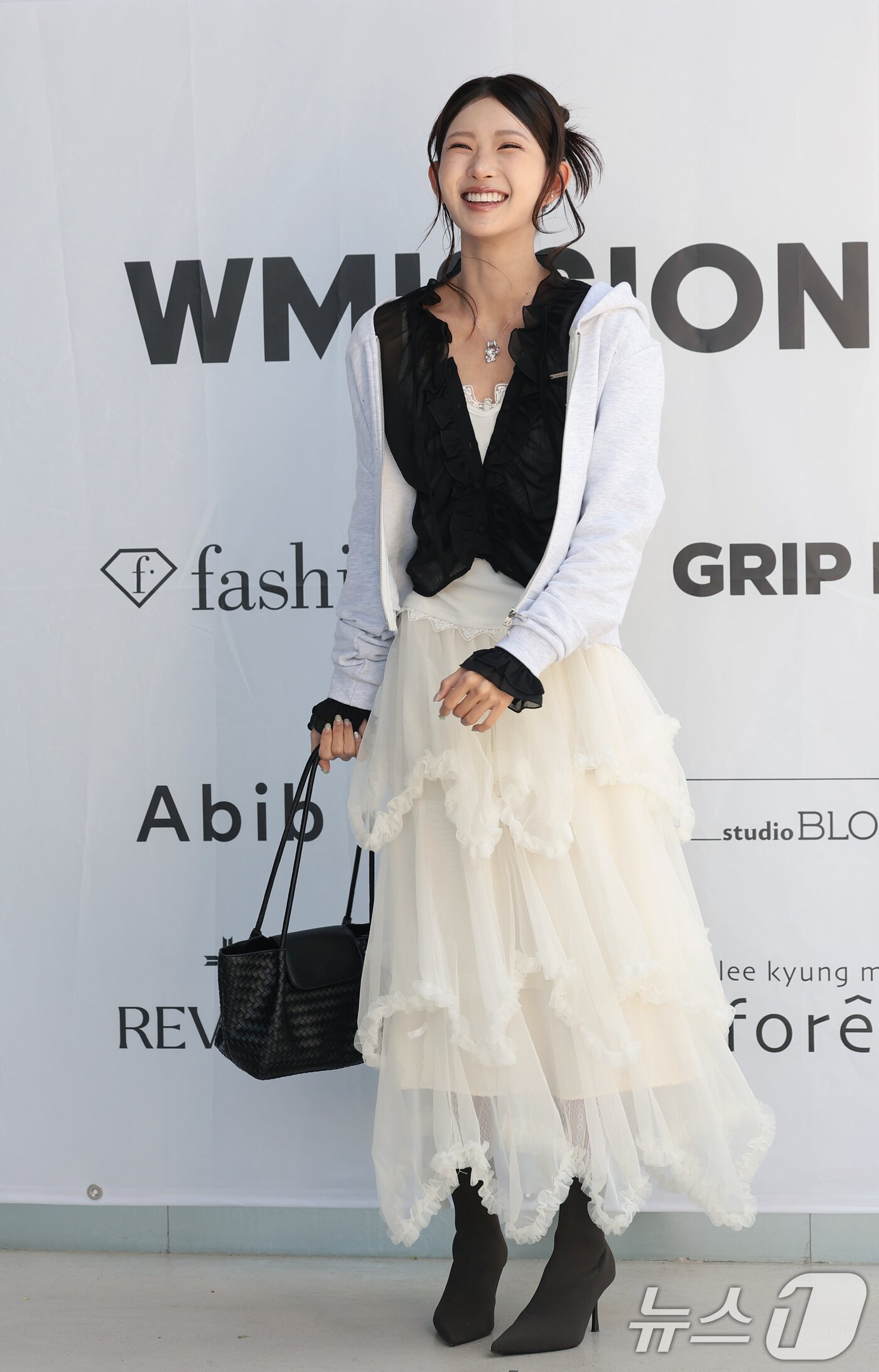 본문 이미지 - 인플루언서 최준희가 24일 성동구 성수동 더블유미션에서 열린 ‘홀리넘버세븐과 코타로 타니야마의 콜라보 팝업 전시’에 참석해 환한 미소를 짓고 있다. ⓒ 뉴스1 권현진 기자