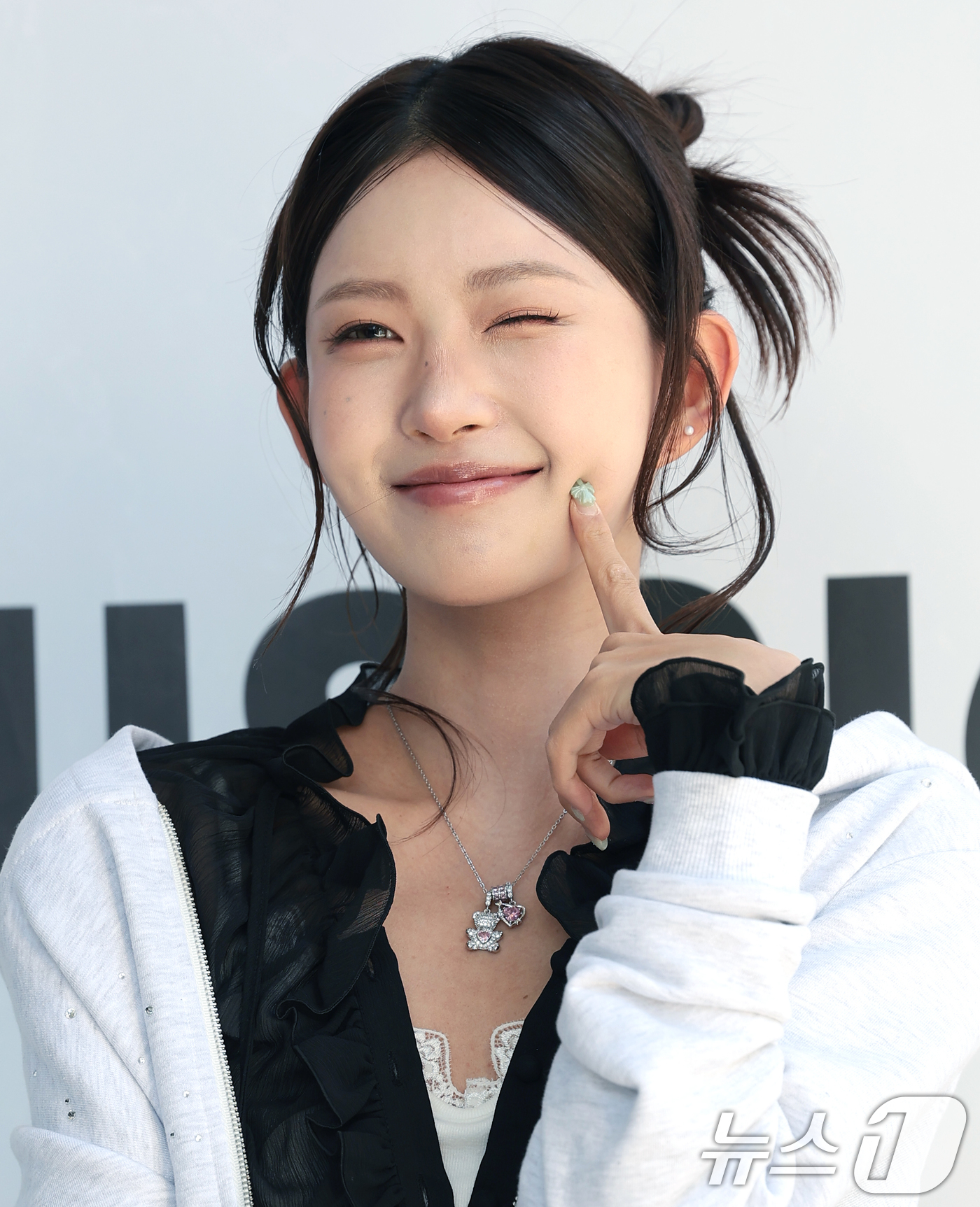 (서울=뉴스1) 권현진 기자 = 인플루언서 최준희가 24일 성동구 성수동 더블유미션에서 열린 ‘홀리넘버세븐과 코타로 타니야마의 콜라보 팝업 전시’에 참석해 포즈를 취하고 있다. 2 …