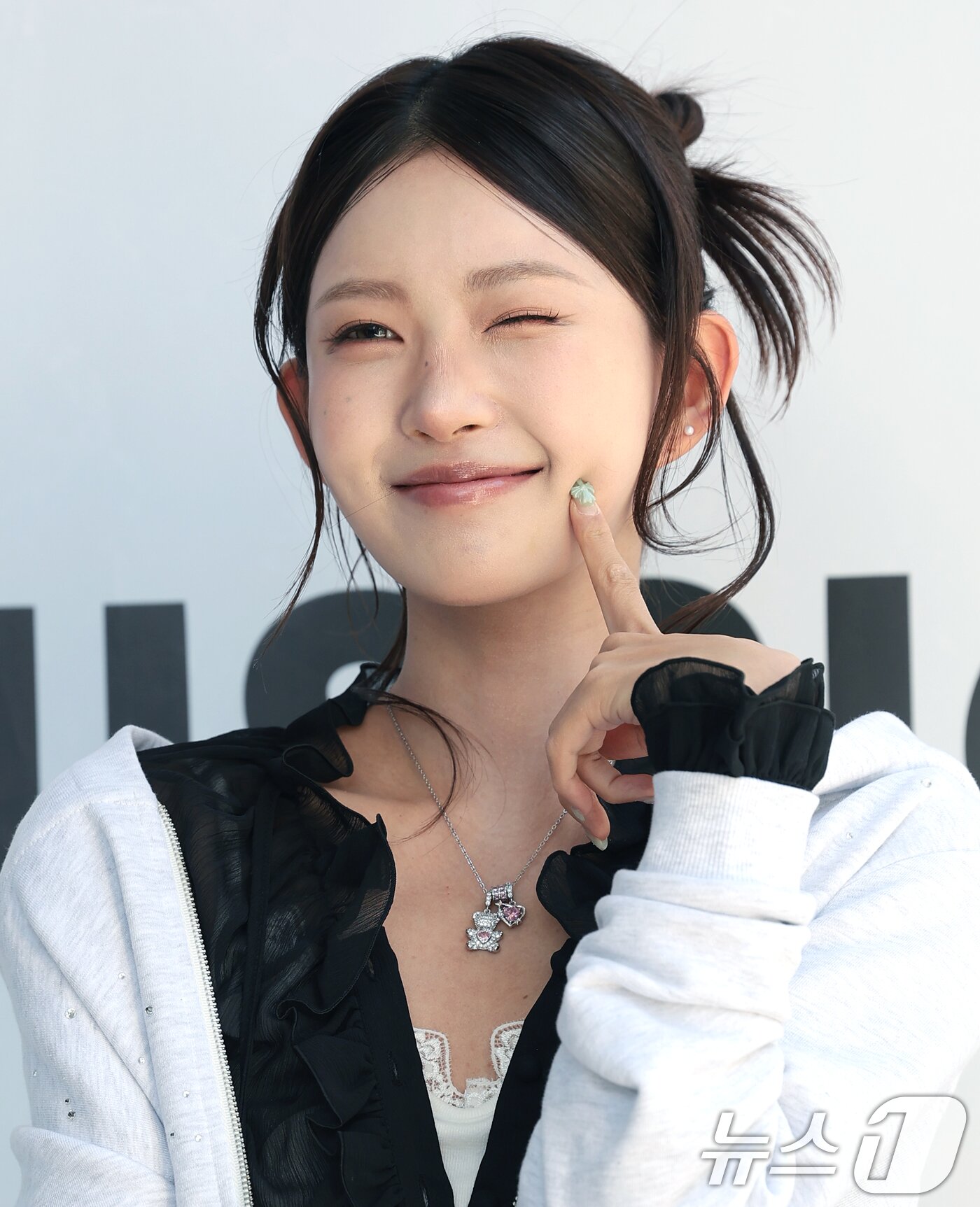 본문 이미지 - 인플루언서 최준희가 24일 성동구 성수동 더블유미션에서 열린 ‘홀리넘버세븐과 코타로 타니야마의 콜라보 팝업 전시’에 참석해 포즈를 취하고 있다. ⓒ 뉴스1 권현진 기자