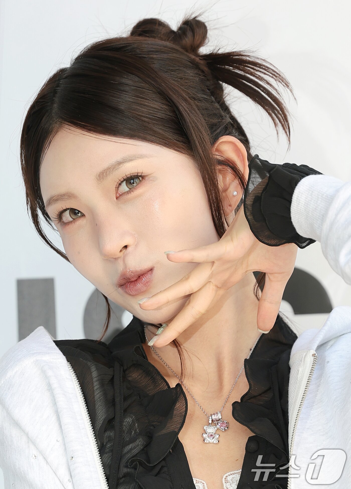 본문 이미지 - 인플루언서 최준희가 24일 성동구 성수동 더블유미션에서 열린 ‘홀리넘버세븐과 코타로 타니야마의 콜라보 팝업 전시’에 참석해 사랑스러운 매력을 발산하고 있다. ⓒ 뉴스1 권현진 기자