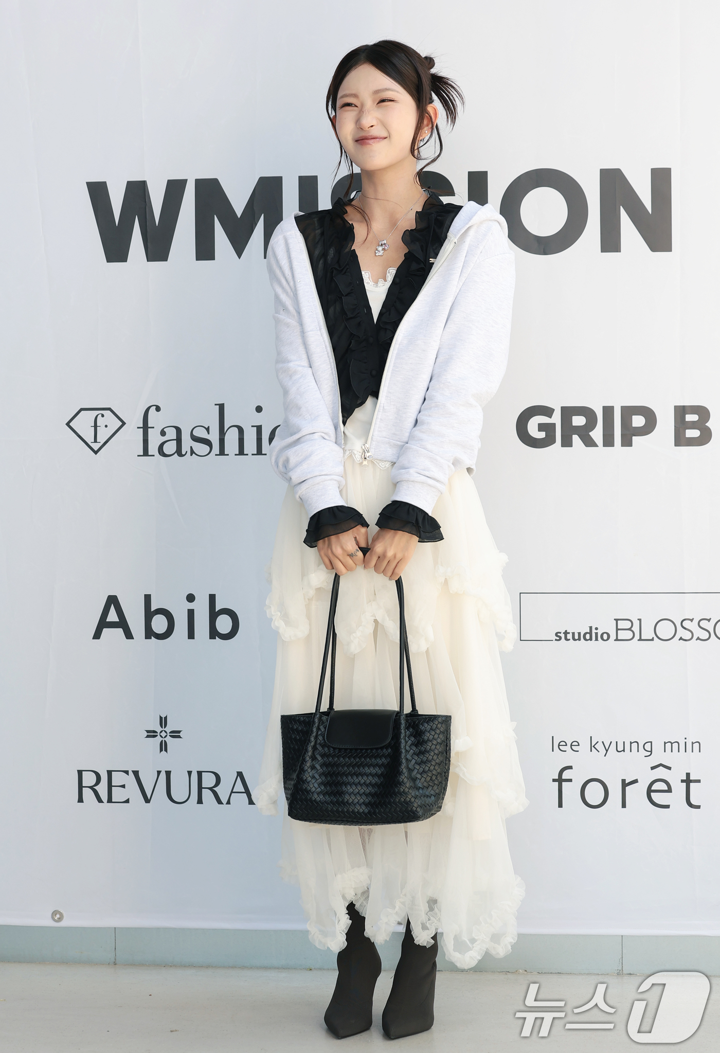 (서울=뉴스1) 권현진 기자 = 인플루언서 최준희가 24일 성동구 성수동 더블유미션에서 열린 ‘홀리넘버세븐과 코타로 타니야마의 콜라보 팝업 전시’에 참석해 포즈를 취하고 있다. 2 …