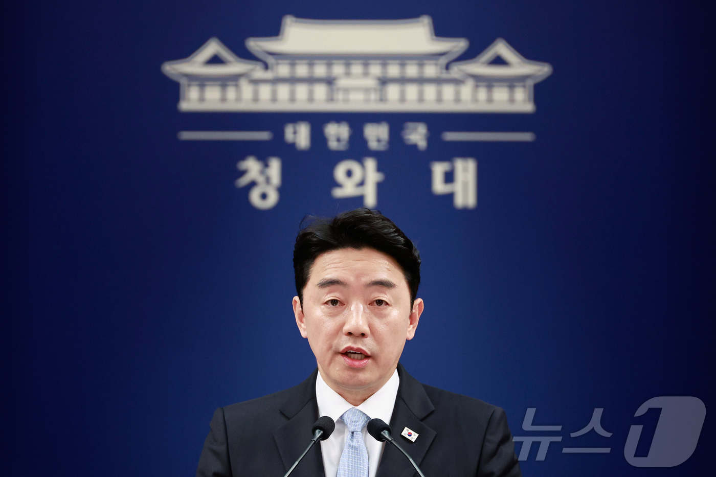 (서울=뉴스1) 허경 기자 = 강훈식 대통령 비서실장이 24일 청와대 춘추관에서 비상경제 상황 관련 브리핑을 하고 있다. (청와대통신사진기자단) 2026.4.24/뉴스1