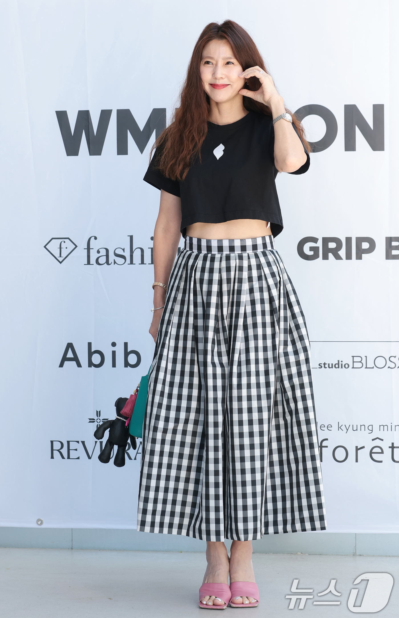 (서울=뉴스1) 권현진 기자 = 방송인 이윤미가 24일 성동구 성수동 더블유미션에서 열린 ‘홀리넘버세븐과 코타로 타니야마의 콜라보 팝업 전시’에 참석해 포즈를 취하고 있다. 202 …