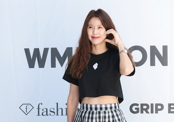 이윤미, 복근 살짝