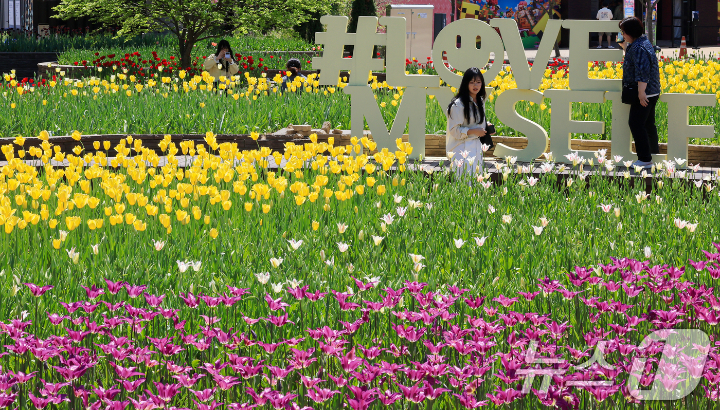 (고양=뉴스1) 이호윤 기자 = 24일 경기도 고양시 일산호수공원에서 열린 '제18회 고양국제꽃박람회'를 찾은 관람객들이 꽃구경을 하고 있다.이번 박람회는 '꽃, 시간을 물들이다' …
