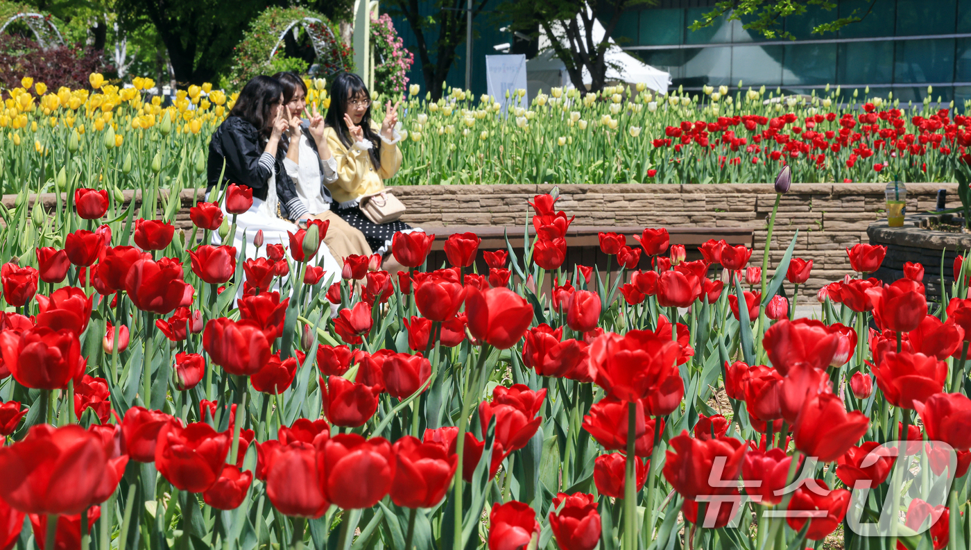 (고양=뉴스1) 이호윤 기자 = 24일 경기도 고양시 일산호수공원에서 열린 '제18회 고양국제꽃박람회'를 찾은 관람객들이 꽃구경을 하고 있다.이번 박람회는 '꽃, 시간을 물들이다' …
