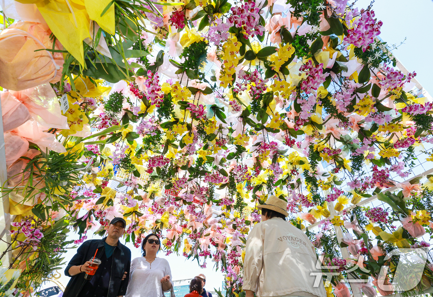 (고양=뉴스1) 이호윤 기자 = 24일 경기도 고양시 일산호수공원에서 열린 '제18회 고양국제꽃박람회'를 찾은 관람객들이 꽃구경을 하고 있다.이번 박람회는 '꽃, 시간을 물들이다' …