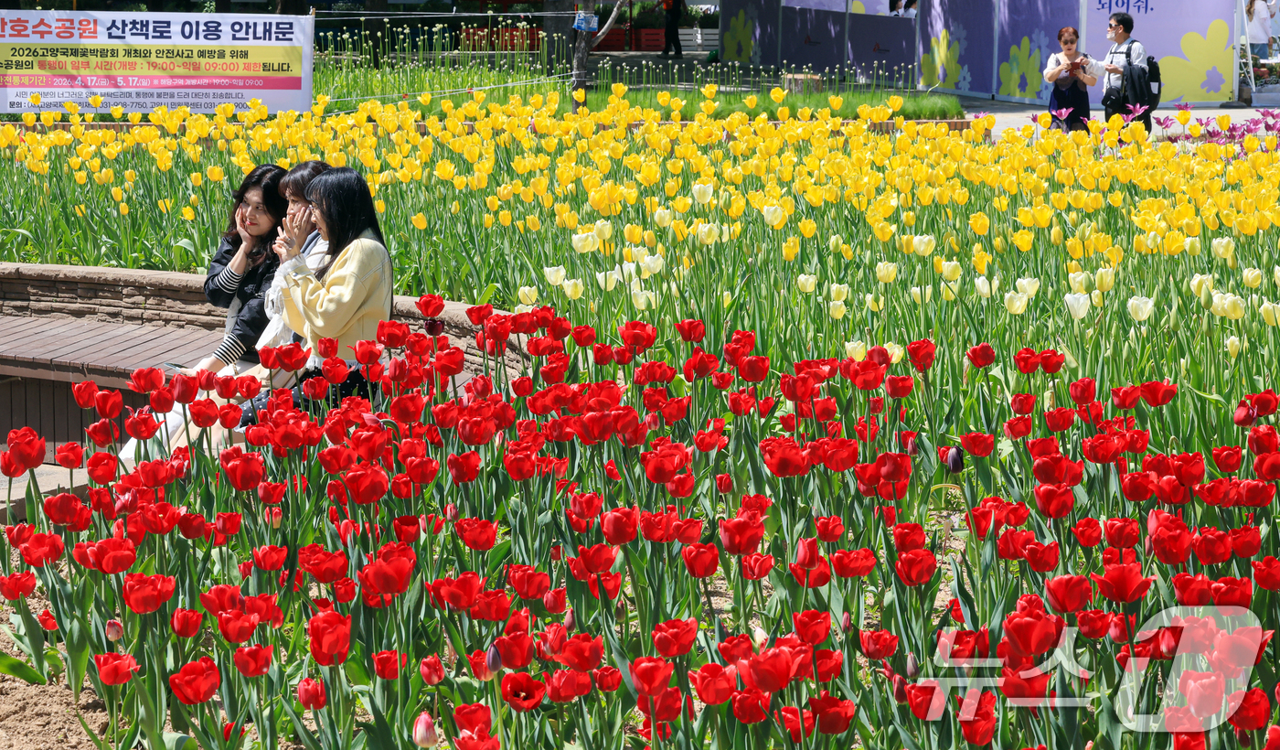 (고양=뉴스1) 이호윤 기자 = 24일 경기도 고양시 일산호수공원에서 열린 '제18회 고양국제꽃박람회'를 찾은 관람객들이 꽃구경을 하고 있다.이번 박람회는 '꽃, 시간을 물들이다' …