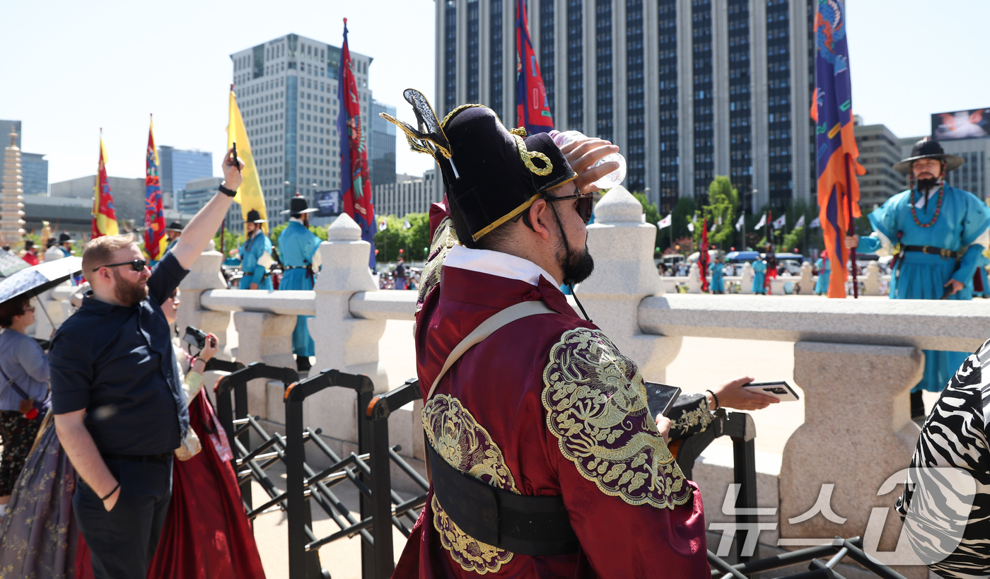 (서울=뉴스1) 임지훈 인턴기자 = 서울 낮 최고 기온이 26도까지 올라가는 등 초여름 날씨를 보인 24일 서울 종로구 경복궁을 찾은 외국인 관광객들이 수문장 교대식을 관람하고 있 …