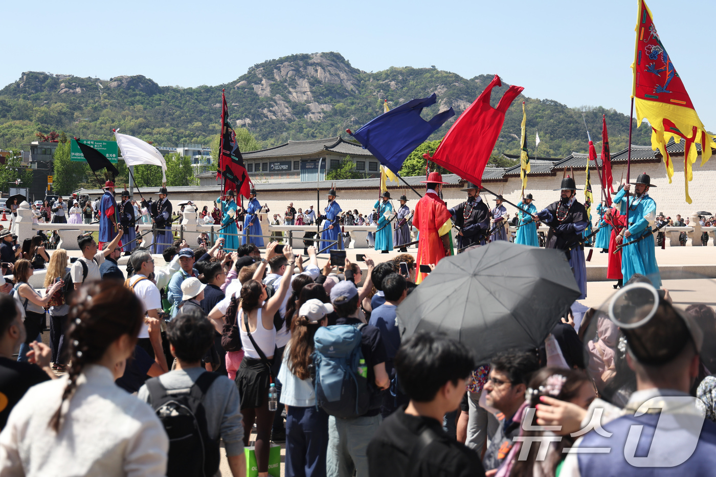 (서울=뉴스1) 임지훈 인턴기자 = 서울 낮 최고 기온이 26도까지 올라가는 등 초여름 날씨를 보인 24일 서울 종로구 경복궁을 찾은 외국인 관광객들이 수문장 교대식을 관람하고 있 …