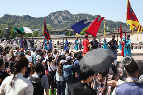 수문장 교대식 관람하는 관광객들