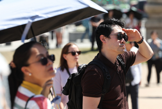 서울 낮 최고 26도...'선글라스 필수'