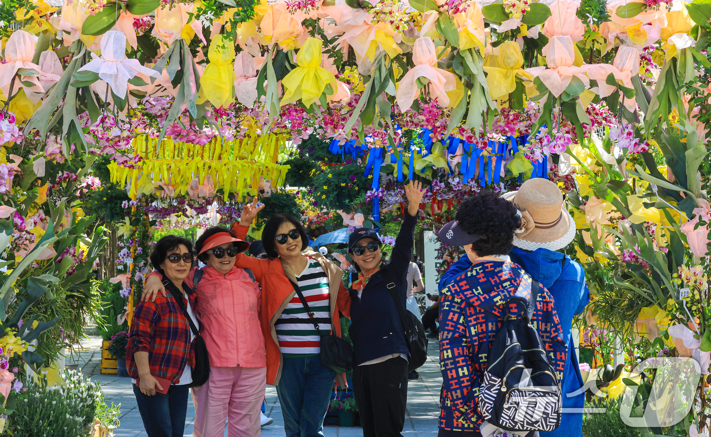 (고양=뉴스1) 이호윤 기자 = 24일 경기도 고양시 일산호수공원에서 열린 '제18회 고양국제꽃박람회'를 찾은 관람객들이 꽃구경을 하고 있다.이번 박람회는 '꽃, 시간을 물들이다' …