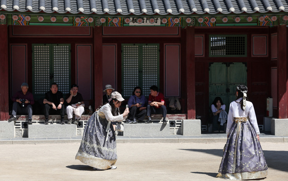뜨거운 햇빛에도 사진은 필수