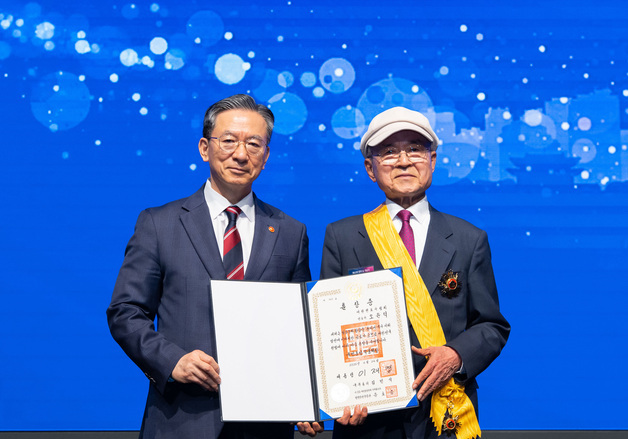 계엄 불법성·내란죄 알린 한인섭 교수…법무장관 감사패