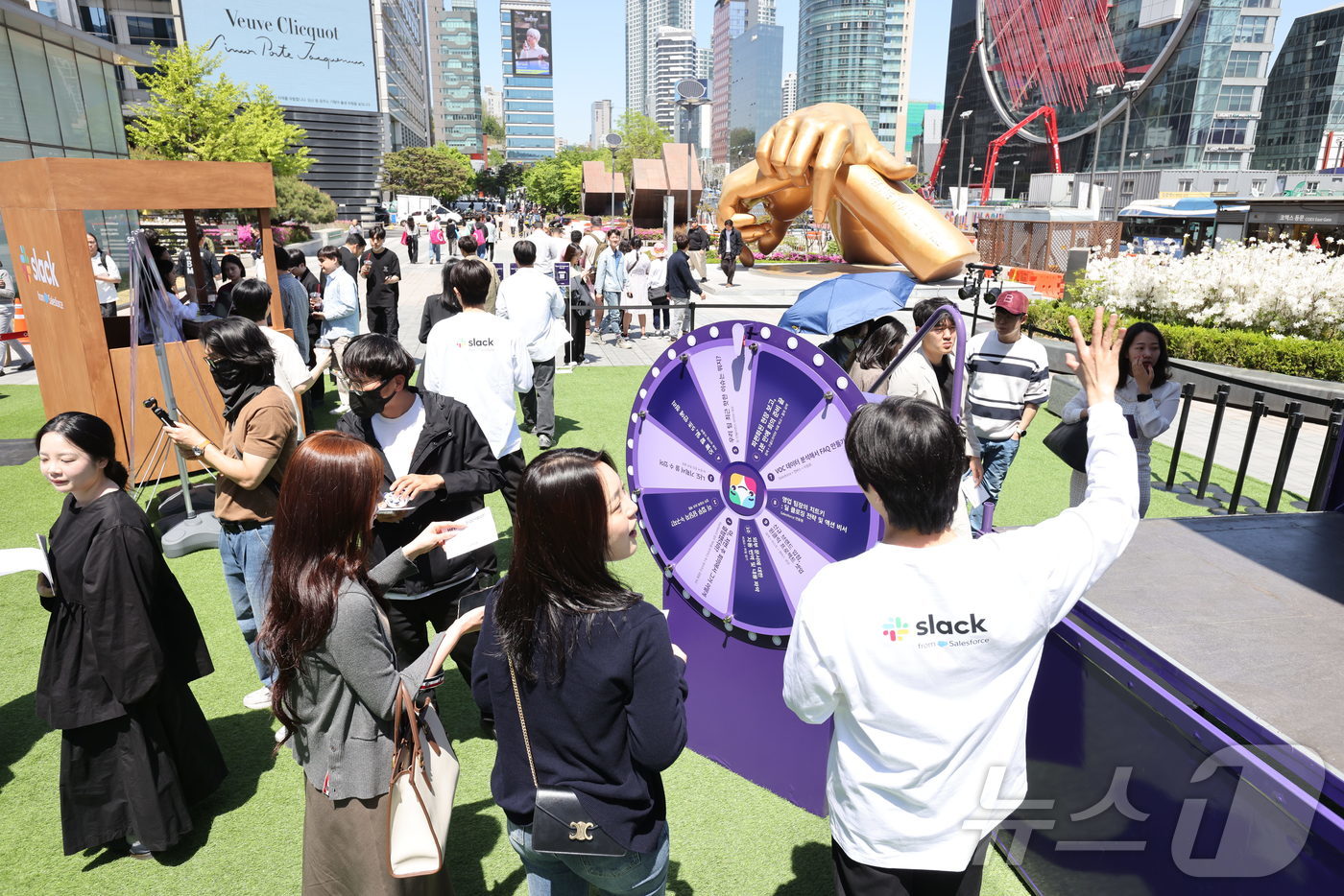 (서울=뉴스1) = 24일 서울 강남구 코엑스 광장 ‘슬랙 캠프그라운드’에서 방문객들이 슬랙의 주요 기능을 체험하고 있다. 이번 행사는 슬랙 도입 이후 달라질 수 있는 팀의 업무 …