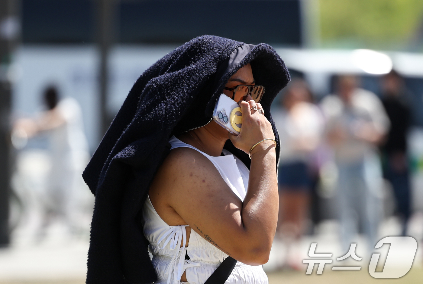 (서울=뉴스1) 임지훈 인턴기자 = 서울 낮 최고 기온이 26도까지 올라가는 등 초여름 날씨를 보인 24일 서울 종로구 경복궁을 찾은 외국인 관광객이 햇빛을 가리기 위해 머리에 겉 …