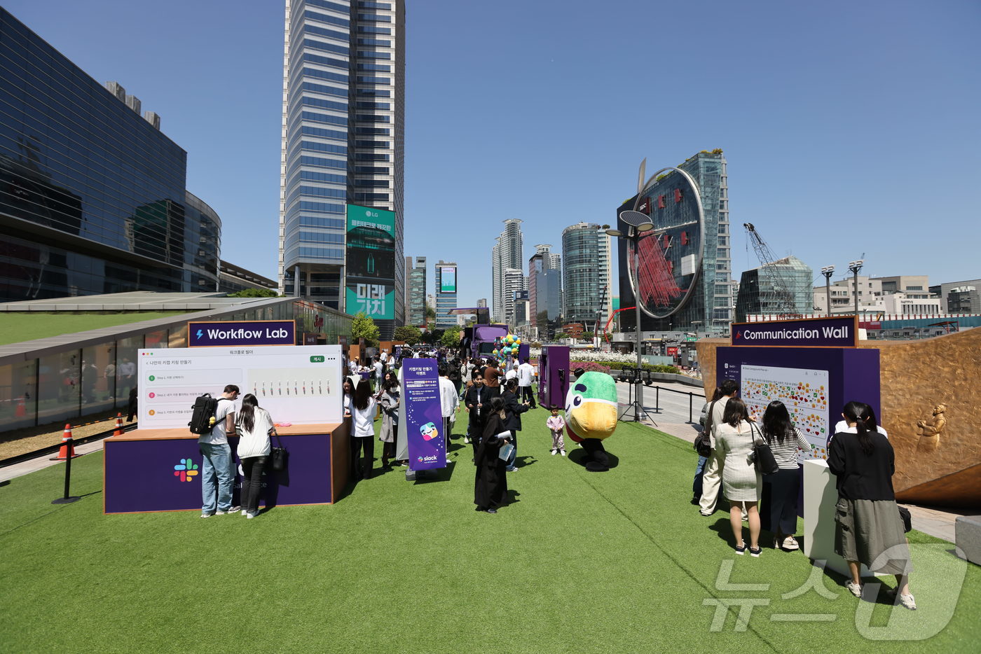 (서울=뉴스1) = 24일 서울 강남구 코엑스 동측 광장에 마련된 ‘슬랙 캠프그라운드’ 팝업스토어가 방문객들로 활기를 띠고 있다. 슬랙은 이번 행사를 통해 사람과 AI, 데이터를 …