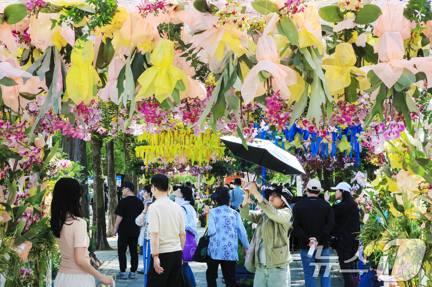 (고양=뉴스1) 이호윤 기자 = 24일 경기도 고양시 일산호수공원에서 열린 '제18회 고양국제꽃박람회'를 찾은 관람객들이 꽃구경을 하고 있다.이번 박람회는 '꽃, 시간을 물들이다' …