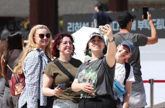 3월 방한객 204만명…코로나 이전보다 33% 더 왔다