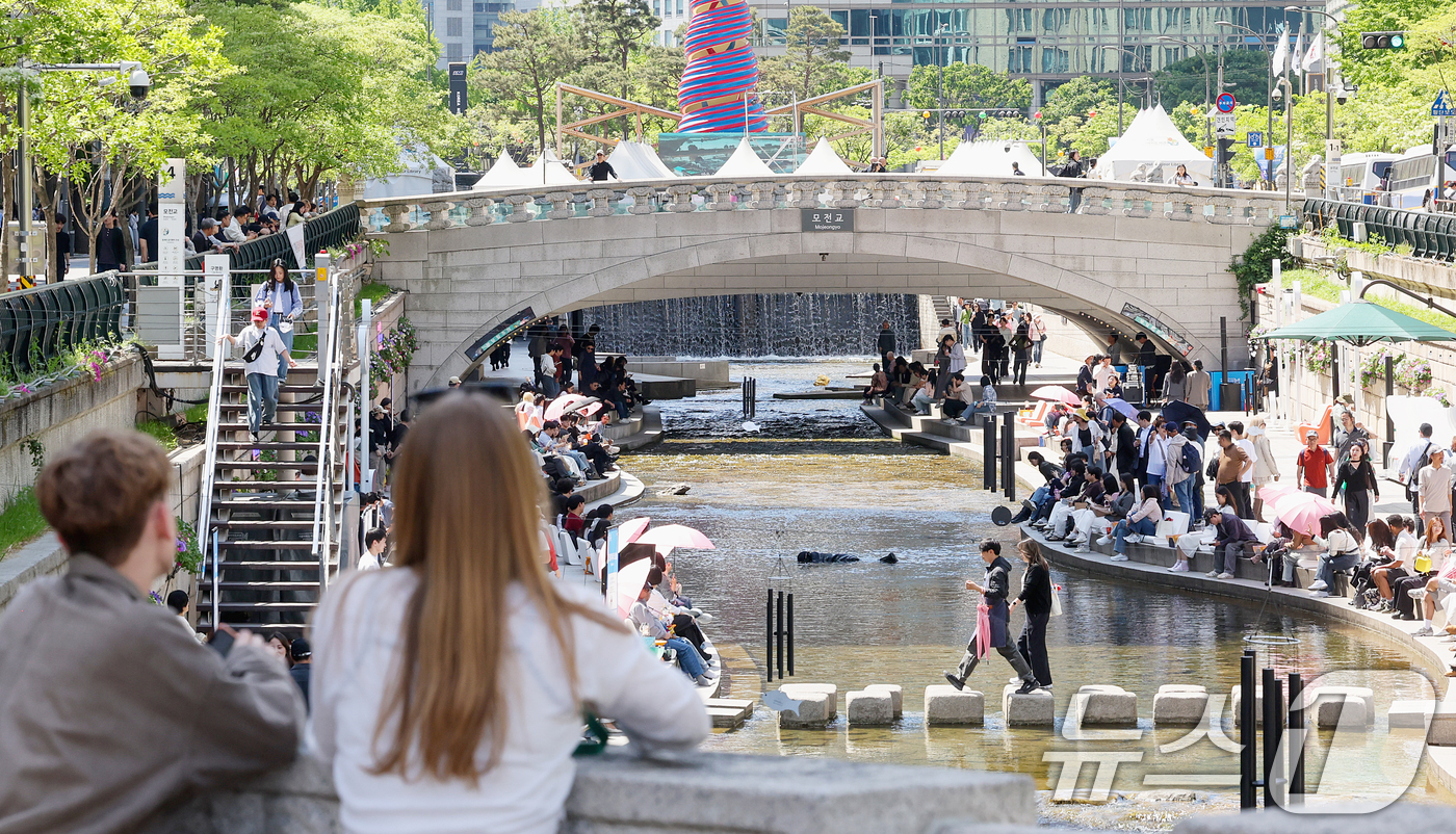 (서울=뉴스1) 조연우 인턴기자 = 낮 최고기온이 26도까지 오르며 초여름 날씨를 보인 24일 오후 서울 청계천을 찾은 시민들이 더위를 식히고 있다. 2026.4.24/뉴스1