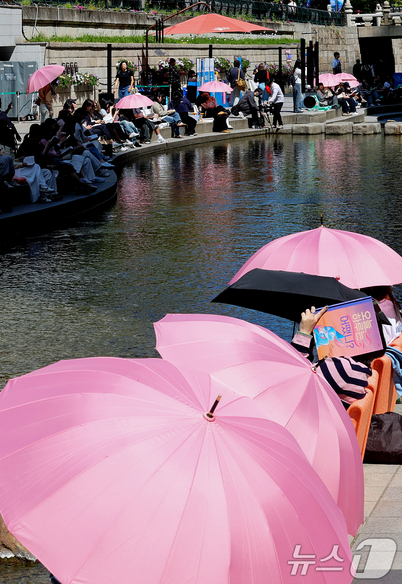 (서울=뉴스1) 조연우 인턴기자 = 낮 최고기온이 26도까지 오르며 초여름 날씨를 보인 24일 오후 서울 청계천을 찾은 외국인 관광객들이 더위를 식히고 있다. 2026.4.24/뉴 …