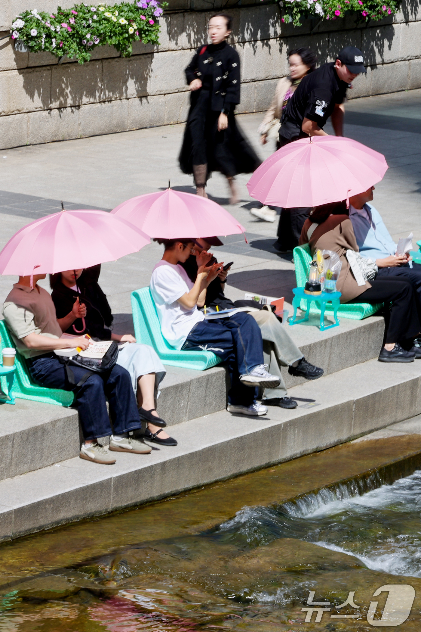 (서울=뉴스1) 조연우 인턴기자 = 낮 최고기온이 26도까지 오르며 초여름 날씨를 보인 24일 오후 서울 청계천을 찾은 시민들이 더위를 식히고 있다. 2026.4.24/뉴스1