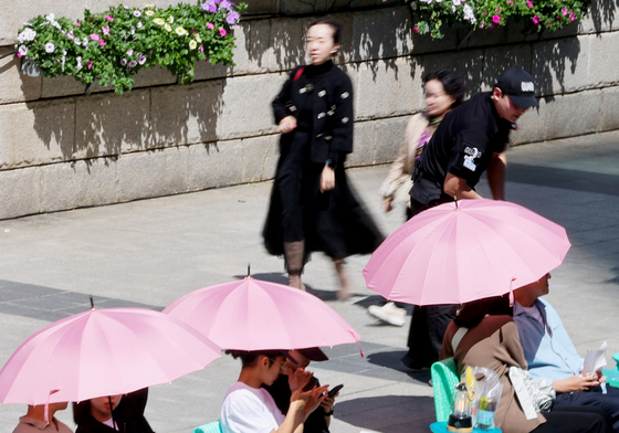 도심 속 그늘 찾아 나온 시민들