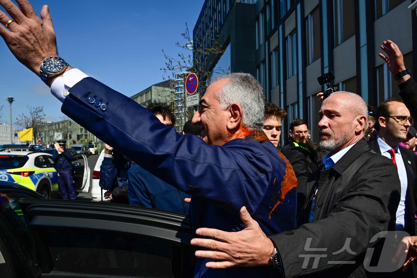 (AFP=뉴스1) 임세영 기자 = 망명 중인 레자 팔라비 전 이란 왕세자가 23일(현지시간) 독일 베를린 연방언론회의(BPK) 건물에서 열린 기자회견 후 붉은 액체 테러를 당한 채 …