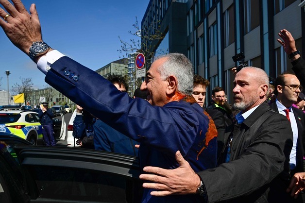 붉은 액체 테러 당한 레자 팔라비