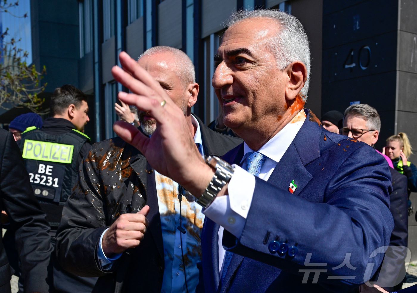 (AFP=뉴스1) 임세영 기자 = 망명 중인 레자 팔라비 전 이란 왕세자가 23일(현지시간) 독일 베를린 연방언론회의(BPK) 건물에서 열린 기자회견 후 붉은 액체 테러를 당한 채 …