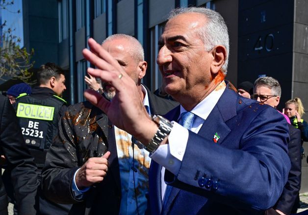 붉은 액체 맞은 레자 팔라비 전 이란 왕세자