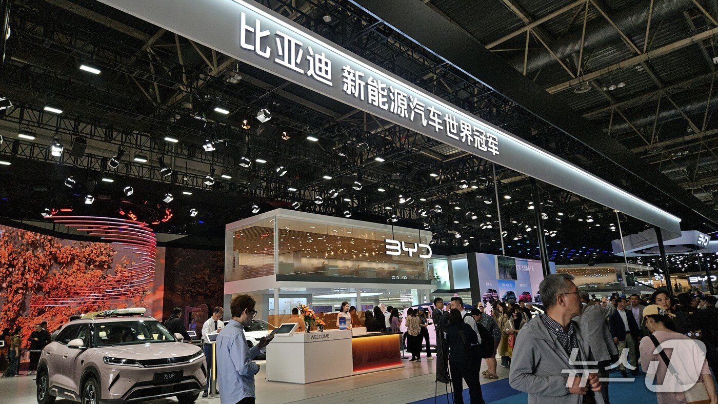본문 이미지 - 24일 중국 베이징에서 개막한 베이징 모터쇼에 마련된 중국 비야디 부스 모습. '신에너지차 세계 일등'이라는 문구가 눈에 띈다.