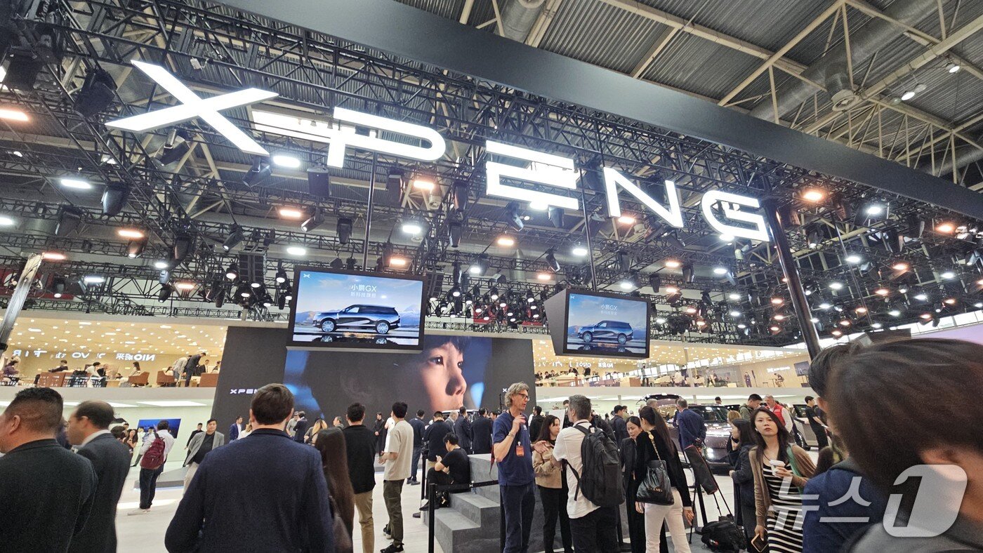 본문 이미지 - 24일 중국 베이징에서 개막한 베이징 모터쇼에 마련된 샤오펑 부스 모습.