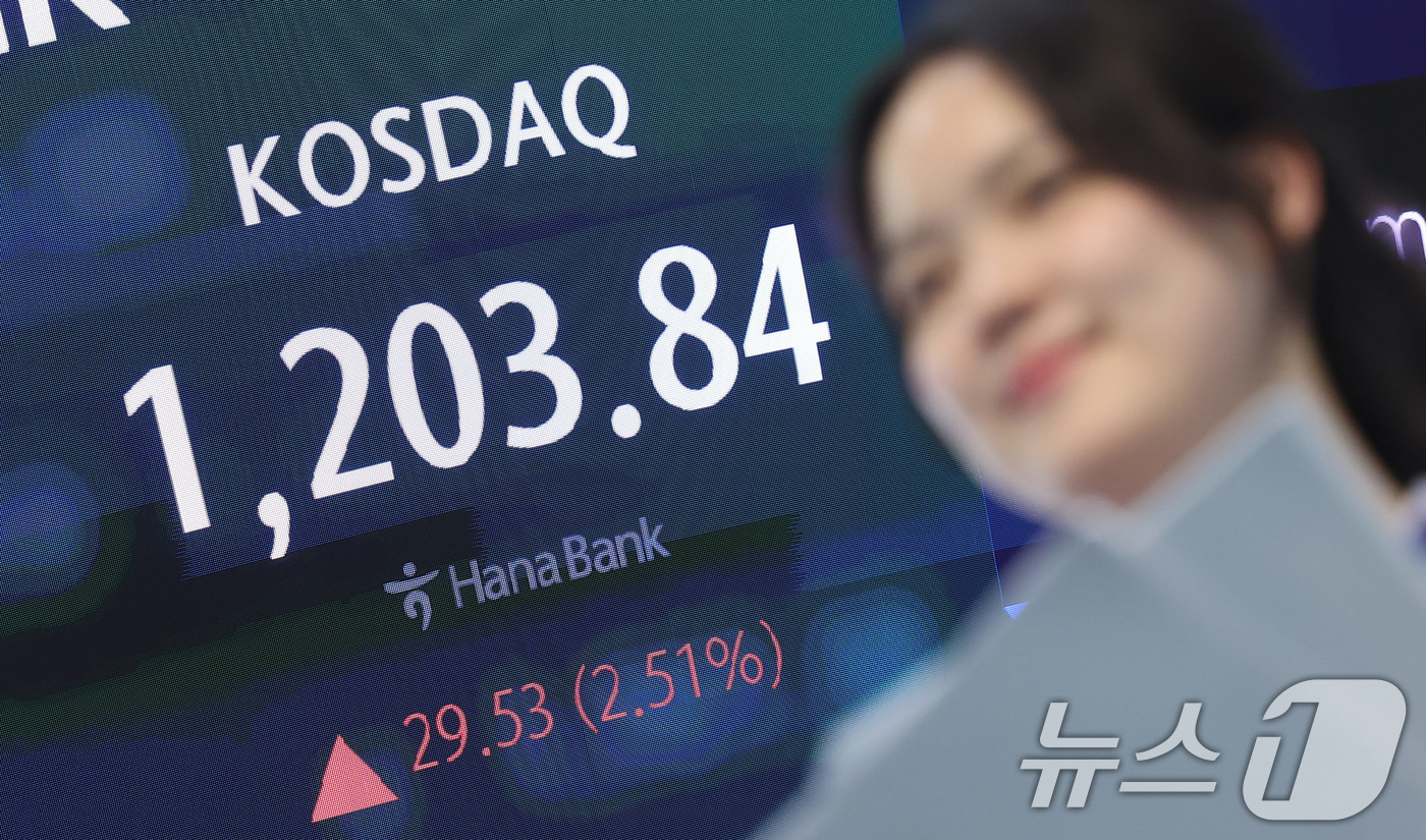 (서울=뉴스1) 김성진 기자 = 코스닥지수는 2% 넘게 급등해 2000년 이후 처음으로 종가 기준 1,200선을 넘어선 24일 서울 중구 하나은행 본점 딜링룸에 종가가 나오고 있다 …