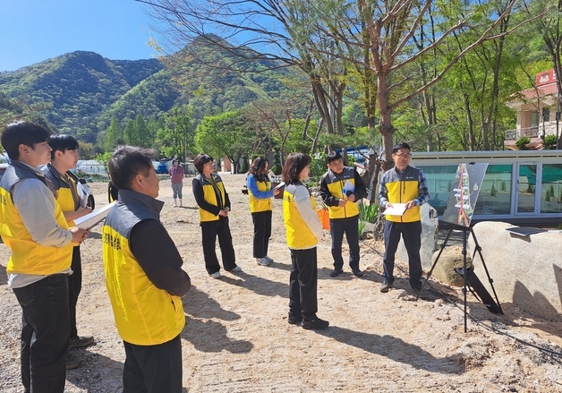 괴산군, 상신리 신월천 청정계곡 복원 시동…평상·천막 등 조사