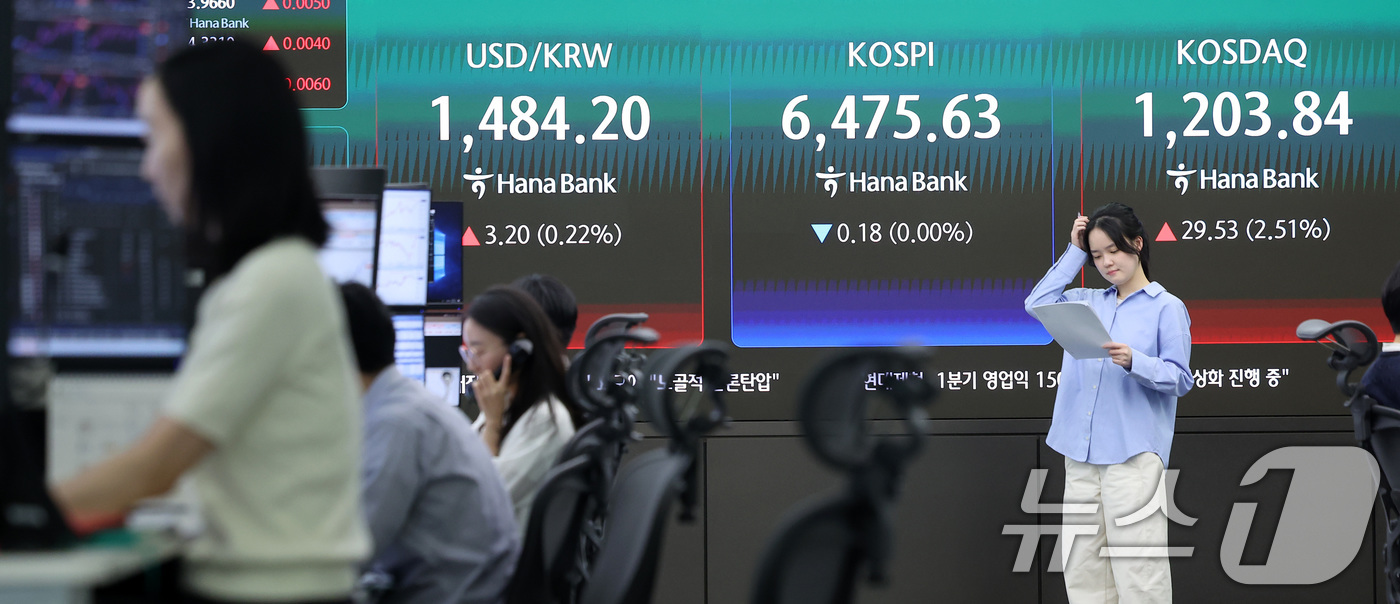(서울=뉴스1) 김성진 기자 = 코스닥지수는 2% 넘게 급등해 2000년 이후 처음으로 종가 기준 1,200선을 넘어선 24일 서울 중구 하나은행 본점 딜링룸에 종가가 나오고 있다 …