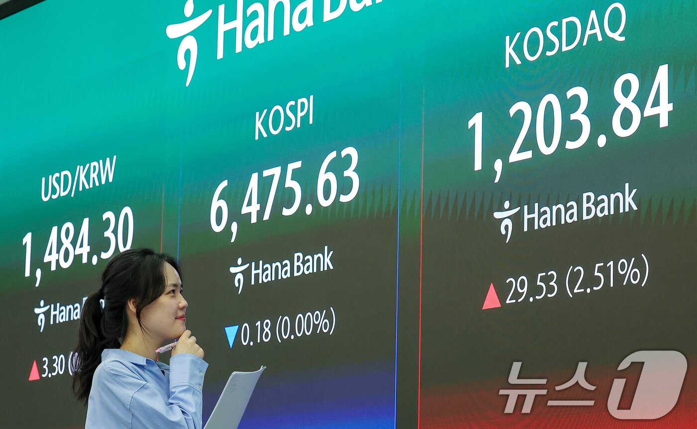 본문 이미지 - 코스닥지수는 2% 넘게 급등해 2000년 이후 처음으로 종가 기준 1,200선을 넘어선 24일 서울 중구 하나은행 본점 딜링룸에 종가가 나오고 있다.  2026.4.24 ⓒ 뉴스1 김성진 기자