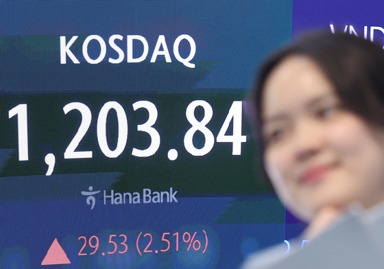 코스닥, '닷컴 버블' 이후 25년 만에 1200선 돌파 마감