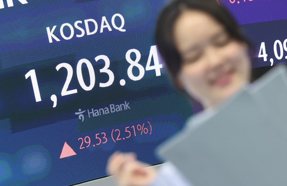 코스닥, '닷컴 버블' 이후 25년 만에 1200선 돌파 마감