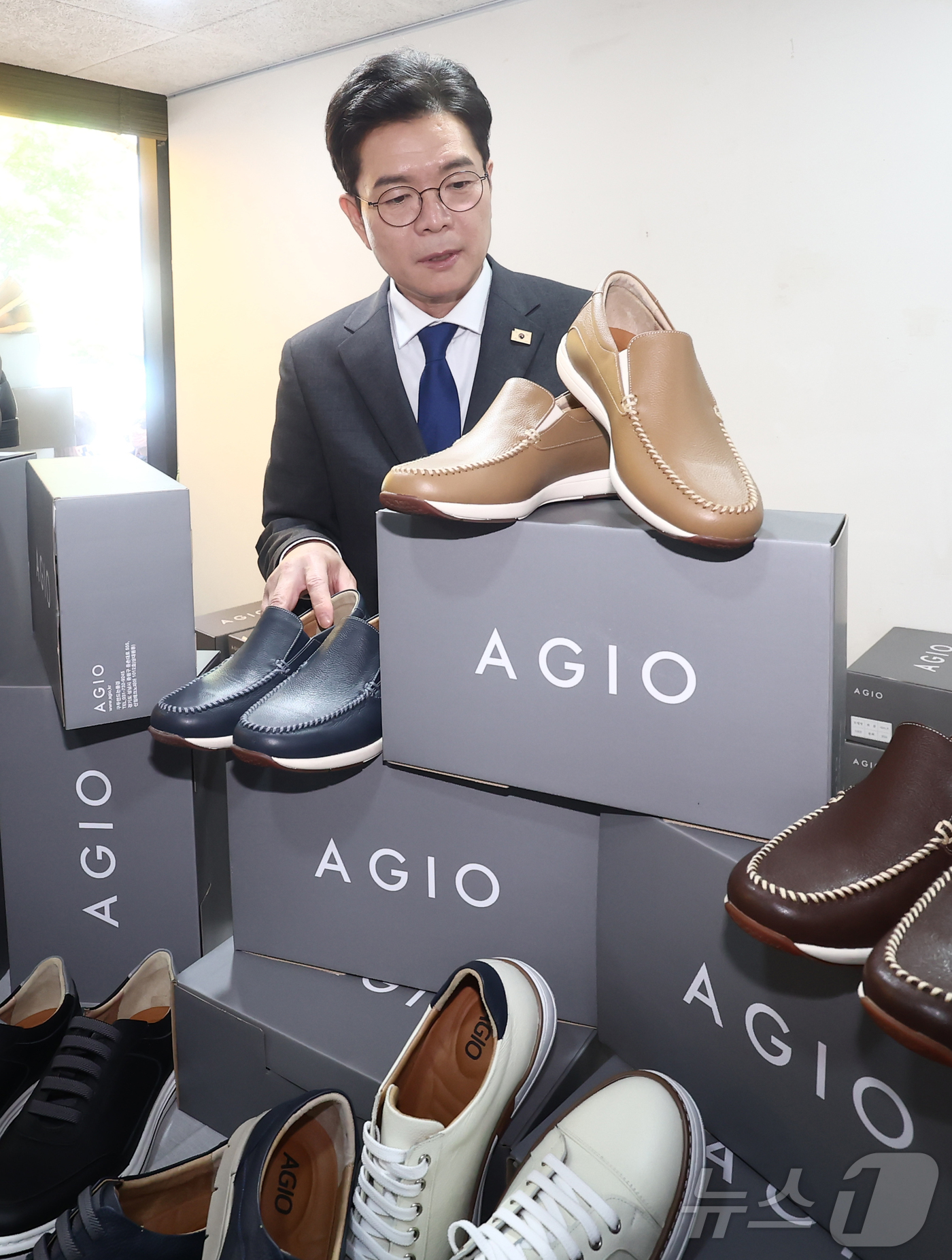 (서울=뉴스1) 김민지 기자 = 정원오 더불어민주당 서울시장 후보가 24일 오후 서울 성동구 언더스탠드에비뉴에 마련된 청각장애인 수제화 브랜드 '아지오' 매장 오픈 행사에 참석해 …