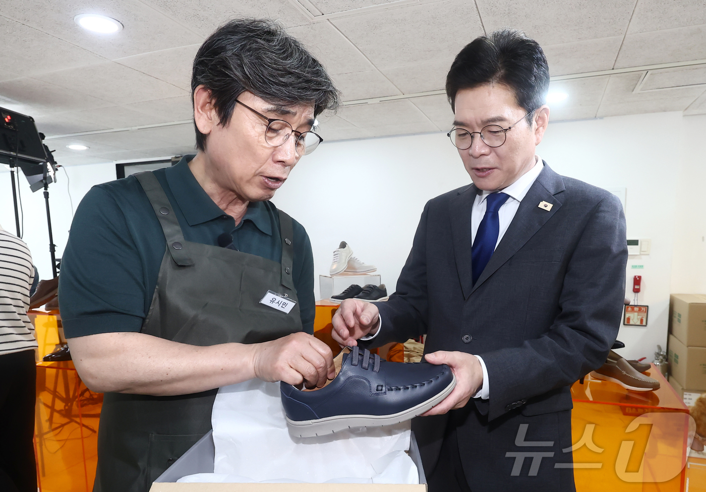 (서울=뉴스1) 김민지 기자 = 정원오 더불어민주당 서울시장 후보가 24일 오후 서울 성동구 언더스탠드에비뉴에 마련된 청각장애인 수제화 브랜드 '아지오' 매장 오픈 행사에 참석해 …