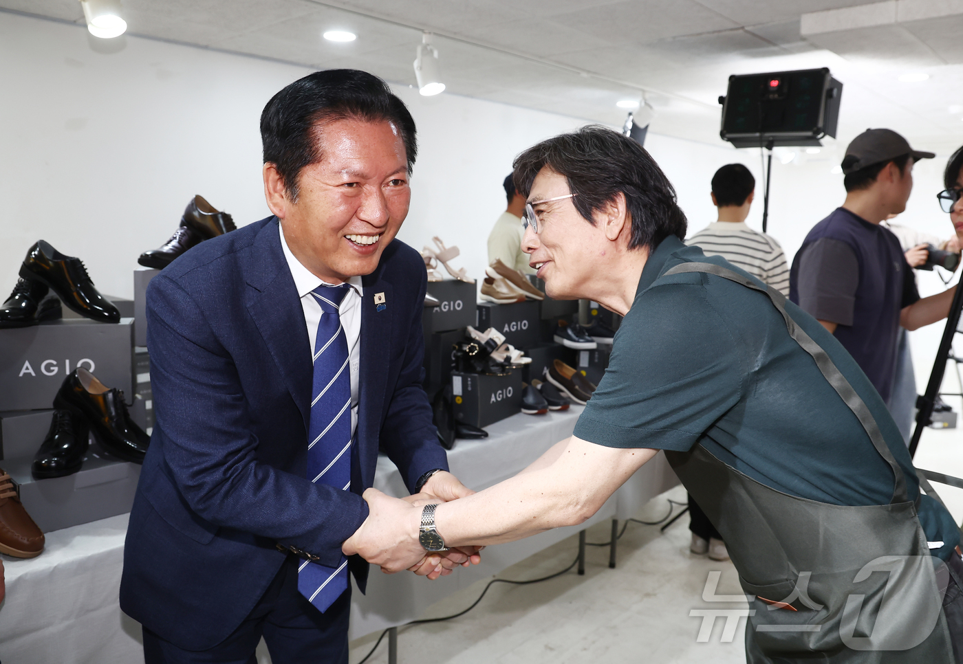 (서울=뉴스1) 김민지 기자 = 정청래 더불어민주당 대표가 24일 오후 서울 성동구 언더스탠드에비뉴에 마련된 청각장애인 수제화 브랜드 '아지오' 매장 오픈 행사에 참석해 유시민 작 …